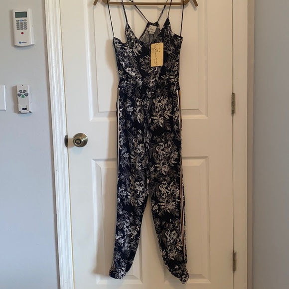 Nwt floral jumpsuit - Picture 1 of 3